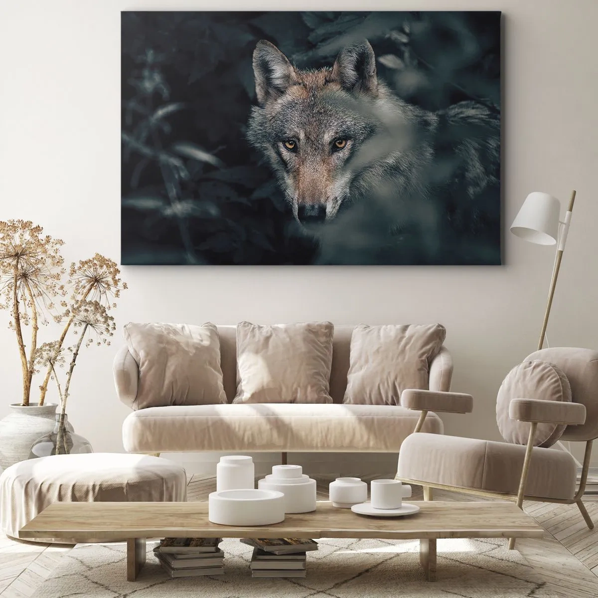 Impression sur toile - Image sur toile - Un loup dans son environnement naturel, regardant depuis les profondeurs de la forêt. - 120x80cm - Chasseur - Décoration murale moderne pour le salon et la chambre ARTTOR