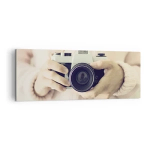 Impression sur toile - Image sur toile - Appareil photo rétro tenu en main sur un fond clair - 140x50cm - Pour voir plus ... - Décoration murale moderne pour le salon et la chambre ARTTOR