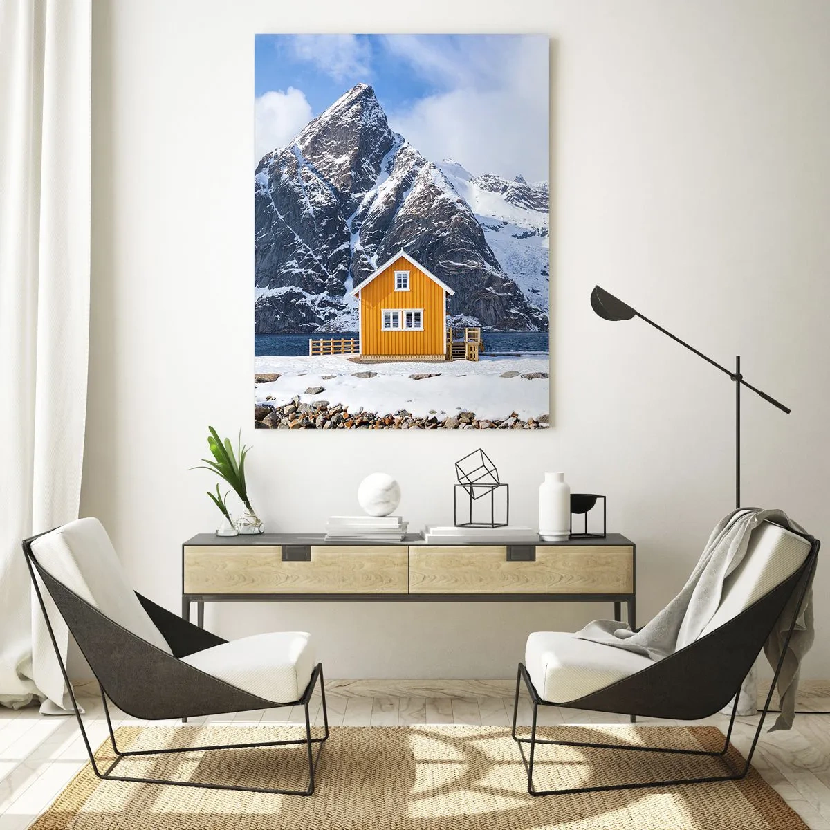 Impression sur verre - Image sur verre - Une maison jaune sur fond de montagnes enneigées et de la mer - 70x100cm - Vacances scandinaves - Décoration murale moderne pour le salon et la chambre ARTTOR