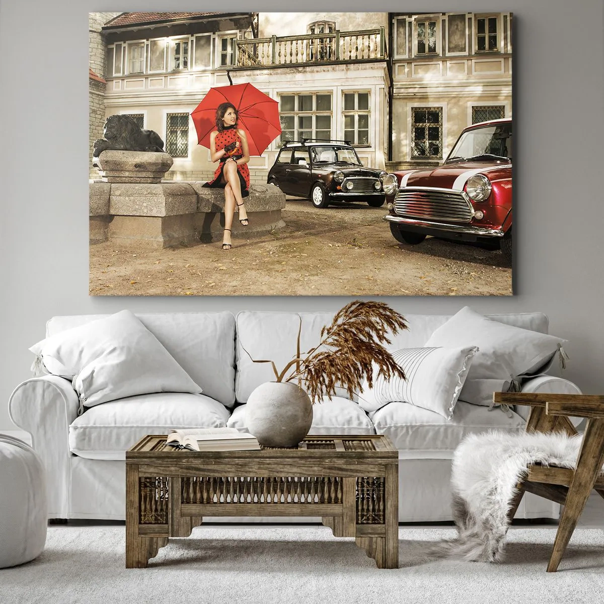 Impression sur toile - Image sur toile - Femme avec un parapluie rouge par des voitures classiques - 70x50cm - Un mini-voyage sentimental - Décoration murale moderne pour le salon et la chambre ARTTOR