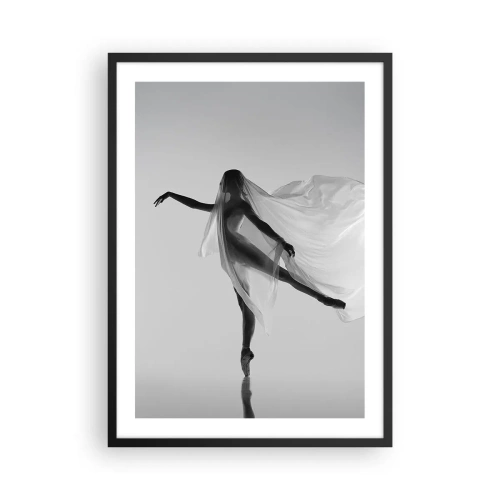 Affiche dans un cadre noir - Poster - Une danseuse au voile aérien dans une composition en noir et blanc - 50x70cm - Légèreté et grâce - Décoration murale moderne pour le salon et la chambre ARTTOR