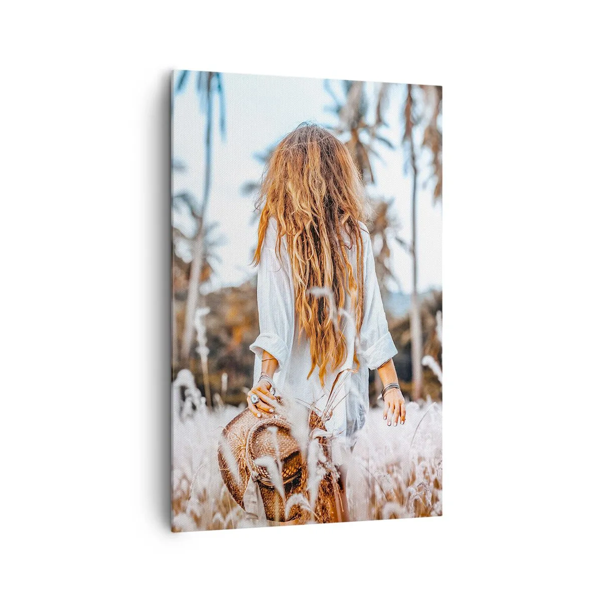 Impression sur toile - Image sur toile - Une femme dans un champ d'herbe avec des palmiers en arrière-plan au coucher du soleil - 80x120cm - Né de peluches d'herbe - Décoration murale moderne pour le salon et la chambre ARTTOR
