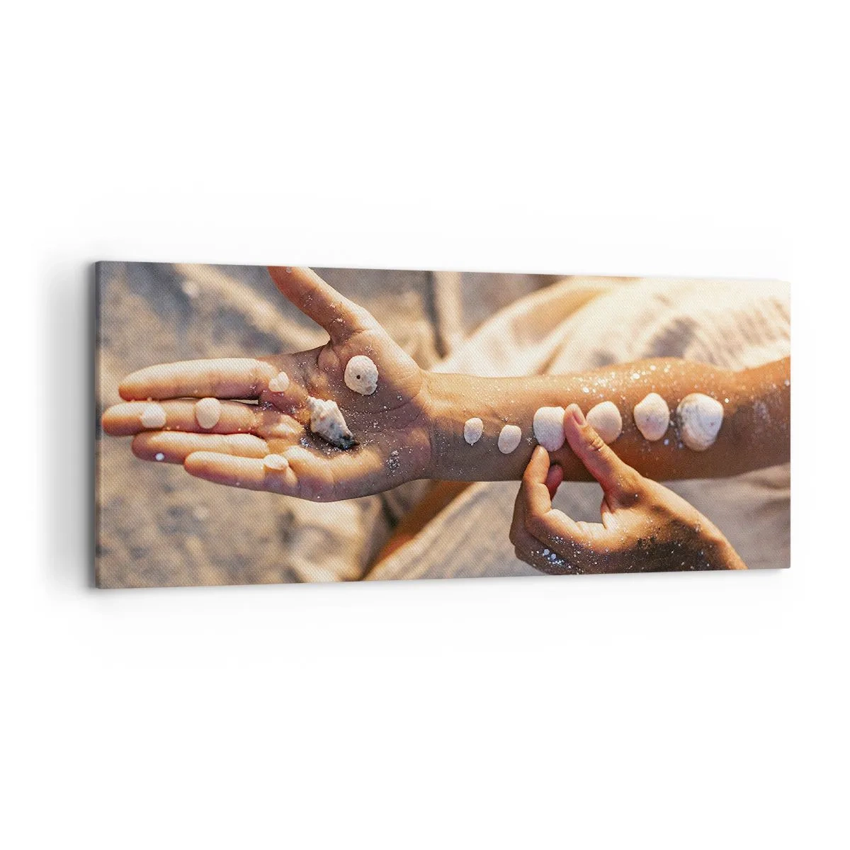 Impression sur toile - Image sur toile - Mains avec des coquillages disposés sur le fond de sable - 120x50cm - La beauté à portée de main - Décoration murale moderne pour le salon et la chambre ARTTOR