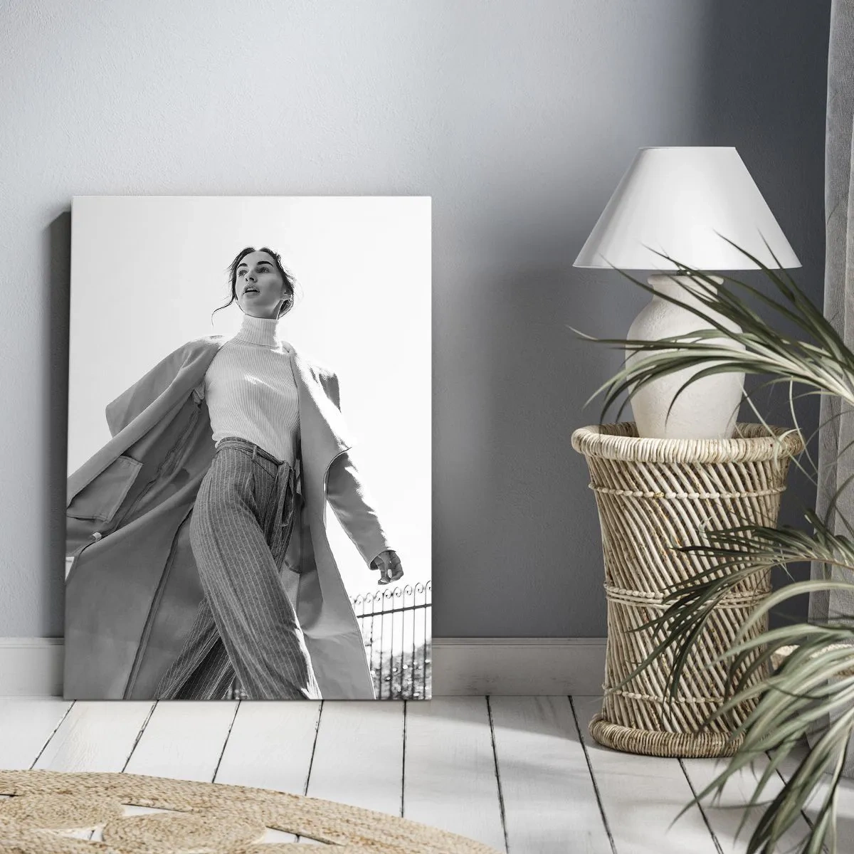 Impression sur toile - Image sur toile - Femme élégante en manteau sur fond architectural noir et blanc - 80x120cm - Tu viens avec moi? - Décoration murale moderne pour le salon et la chambre ARTTOR