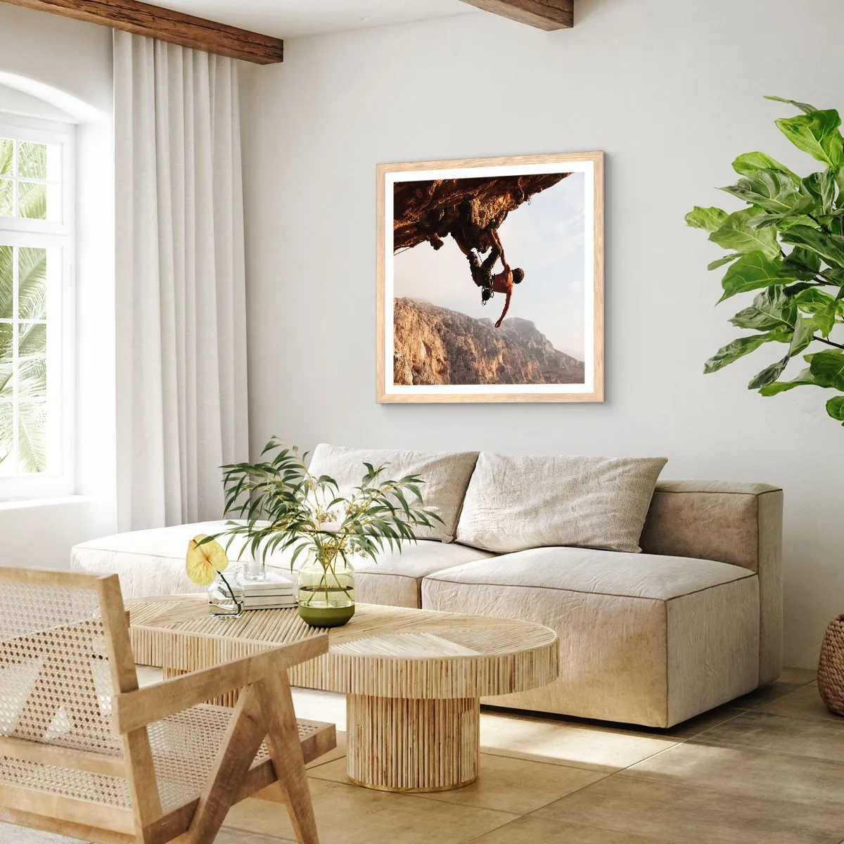 Affiche dans un chêne clair - Poster - Le monde rétréci dans une main sur une coupe de rocher - 60x60 cm