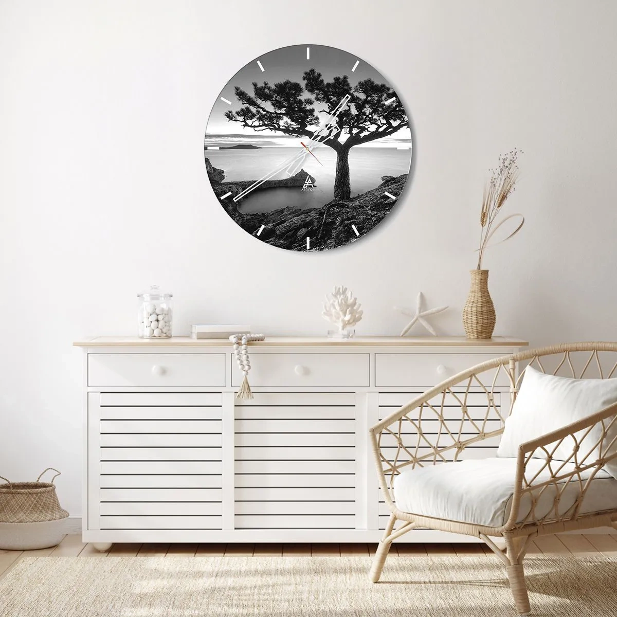 Horloge murale - Pendule murale - Un arbre sur une falaise surplombant la mer en noir et blanc - 30x30cm - Paix jusqu'à l'horizon - Décoration murale moderne pour le salon, la cuisine et la chambre ARTTOR