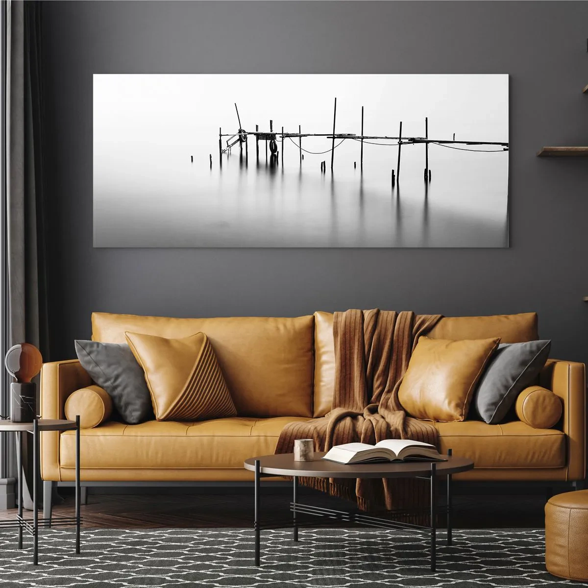 Impression sur verre - Image sur verre - Une jetée noire et blanche immergée dans un paysage brumeux - 160x50cm - Et s'il n'y avait pas de monde ? - Décoration murale moderne pour le salon et la chambre ARTTOR