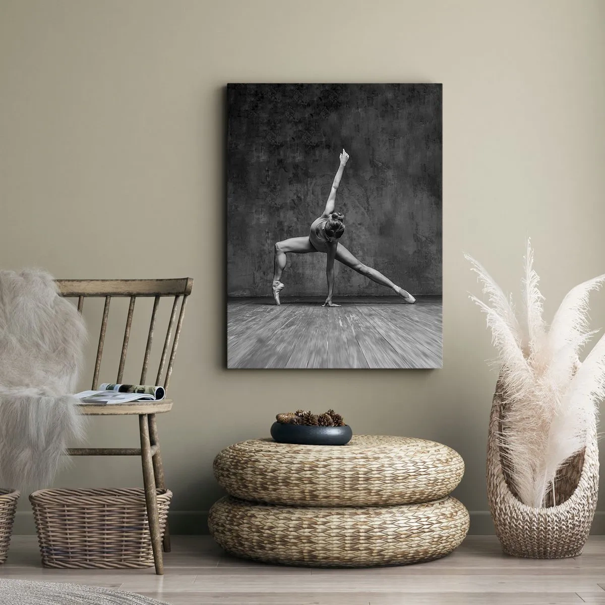 Impression sur toile - Image sur toile - Une danseuse dans une pose artistique contre un mur brut - 80x120cm - Balance idéale - Décoration murale moderne pour le salon et la chambre ARTTOR