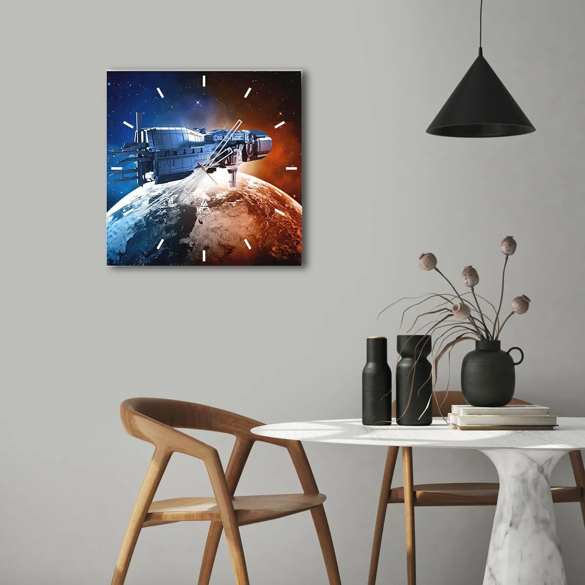 Horloge murale - Pendule murale - Un vaisseau spatial avec en arrière-plan une planète dans l'espace - 30x30cm - Un observateur attentif - Décoration murale moderne pour le salon et la chambre ARTTOR