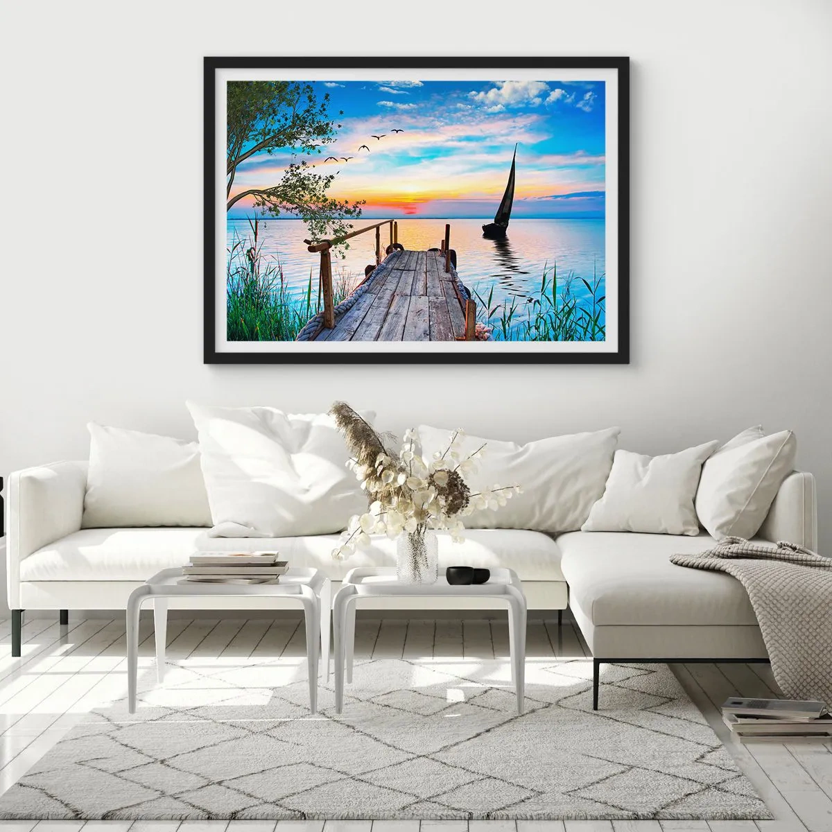 Affiche dans un cadre noir - Poster - Jetée du lac avec bateau et coucher de soleil - 70x50cm - Bonsoir! - Décoration murale moderne pour le salon et la chambre ARTTOR