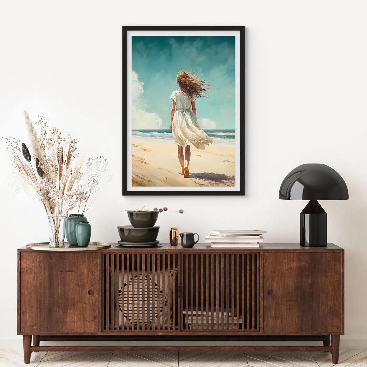 Affiche dans un cadre noir - Poster - Une femme en robe blanche marchant sur la plage au bord de la mer - 50x70cm - Pour rencontrer le soleil et le vent - Décoration murale moderne pour le salon et la chambre ARTTOR