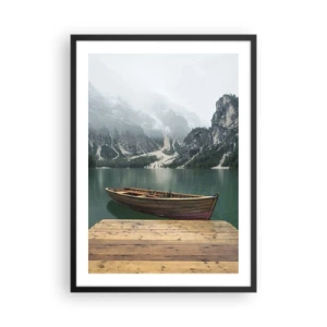 Affiche dans un cadre noir - Poster - Un bateau à quai avec des montagnes et un lac en arrière-plan - 50x70cm - Faire face à la fierté des rochers - Décoration murale moderne pour le salon et la chambre ARTTOR