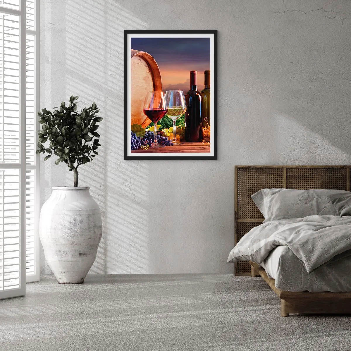 Affiche dans un cadre noir - Poster - Bouteilles et verres de vin sur fond de tonneau et de coucher de soleil - 50x70cm - Ici la vie a du goût - Décoration murale moderne pour le salon et la chambre ARTTOR