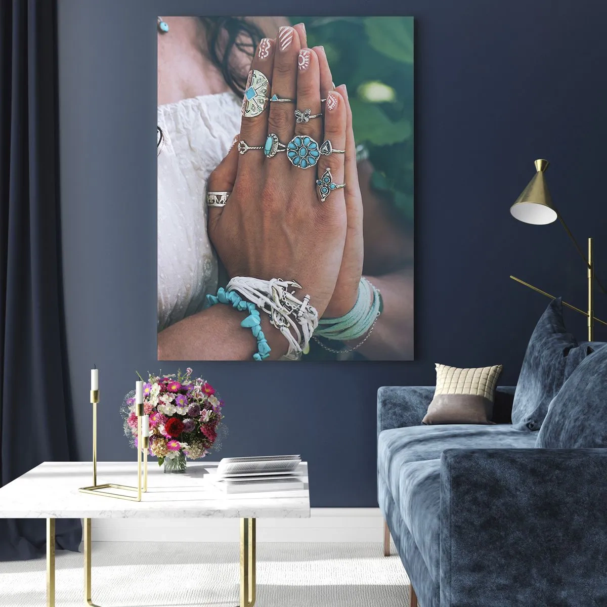 Impression sur verre - Image sur verre - Mains décorées de bijoux bohèmes - 80x120cm - Bienvenue au centre du bien-être - Décoration murale moderne pour le salon et la chambre ARTTOR