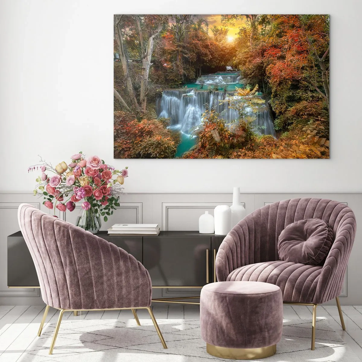 Impression sur verre - Image sur verre - Une cascade pittoresque entourée d'une forêt d'automne au coucher du soleil - 70x50cm - Trésor caché de la forêt - Décoration murale moderne pour le salon et la chambre ARTTOR