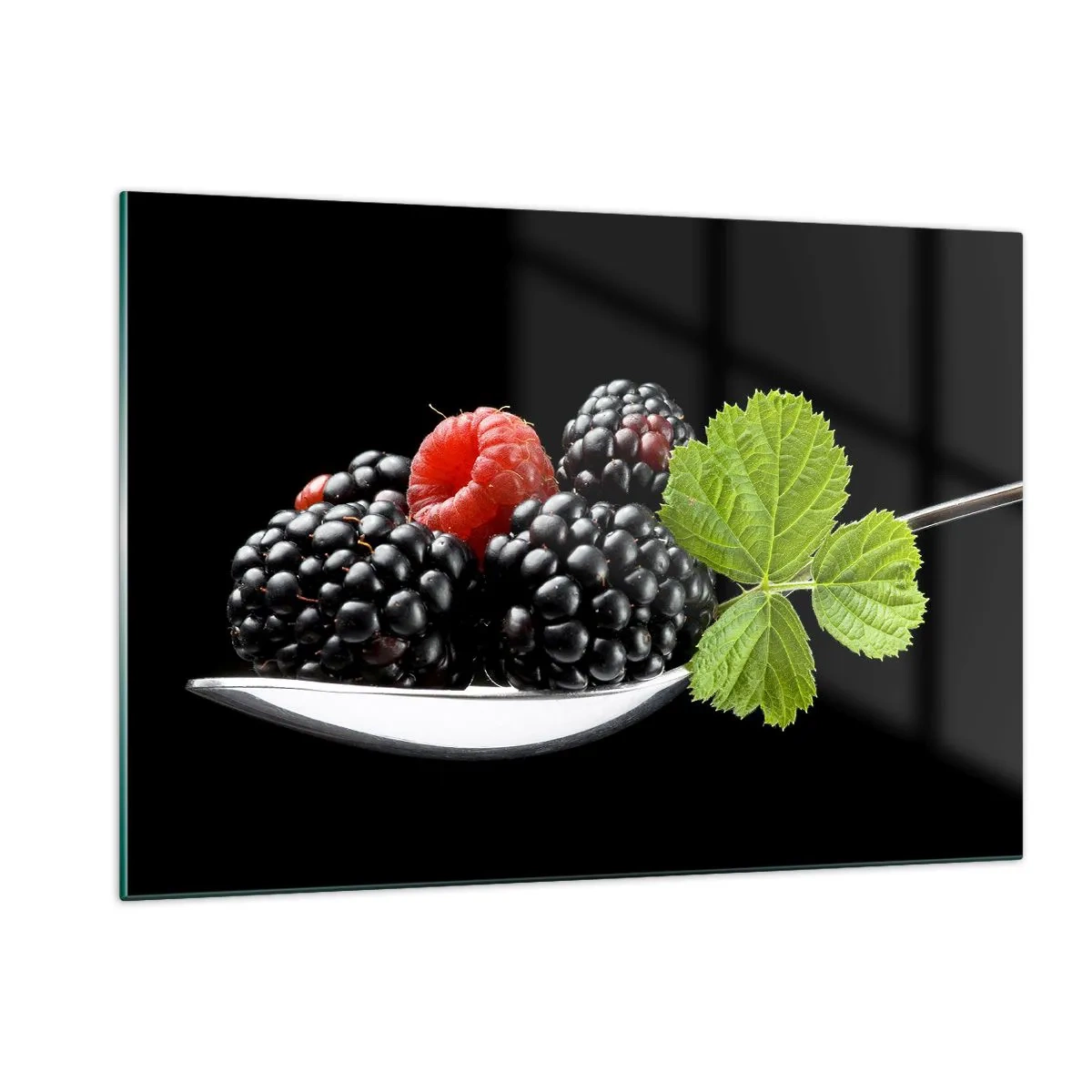Impression sur verre - Image sur verre - Framboises et mûres sur une cuillère avec une feuille verte sur fond noir - 120x80cm - Le goût de la fraîcheur - Décoration murale moderne pour le salon et la chambre ARTTOR