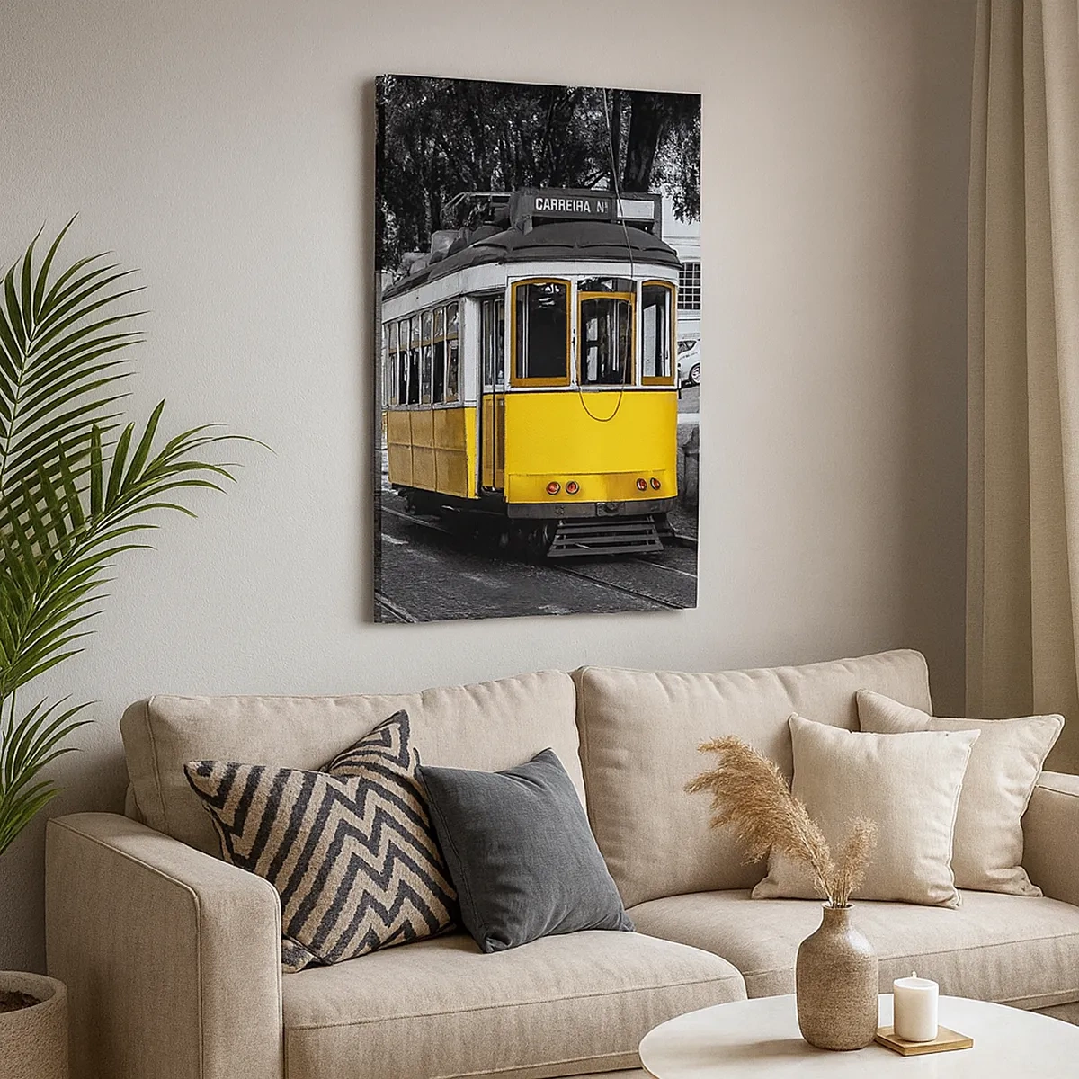 Impression sur toile - Image sur toile - Un tramway jaune sur fond de rue en noir et blanc - 50x70cm - Et du fado en arrière-plan - Décoration murale moderne pour le salon et la chambre ARTTOR