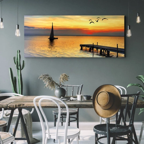 Impression sur toile - Image sur toile - Coucher de soleil avec un voilier et une jetée sur un lac calme - 140x50cm - Le soir revient - Décoration murale moderne pour le salon et la chambre ARTTOR