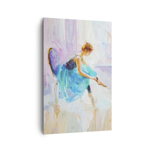 Impression sur toile - Image sur toile - Une ballerine se prépare à danser dans des tons pastel. - 80x120cm - Grâce ineffable, charme subtil - Décoration murale moderne pour le salon et la chambre ARTTOR