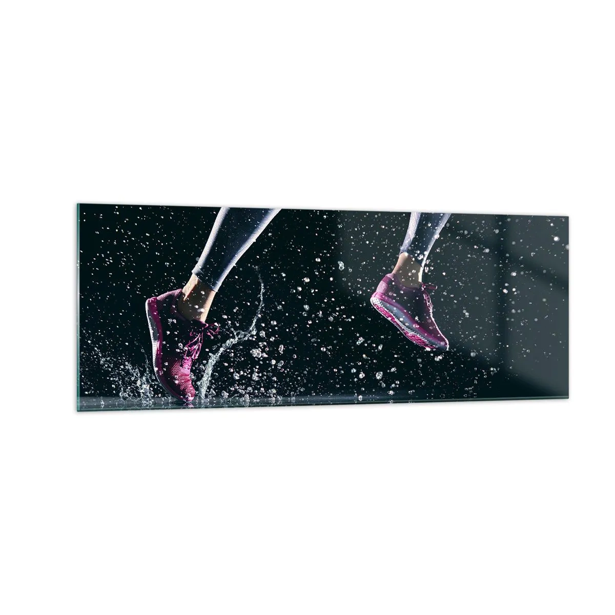 Impression sur verre - Image sur verre - Une prise de vue dynamique d'une course sous la pluie sur fond noir - 140x50cm - Combien de force dans les jambes - Décoration murale moderne pour le salon et la chambre ARTTOR