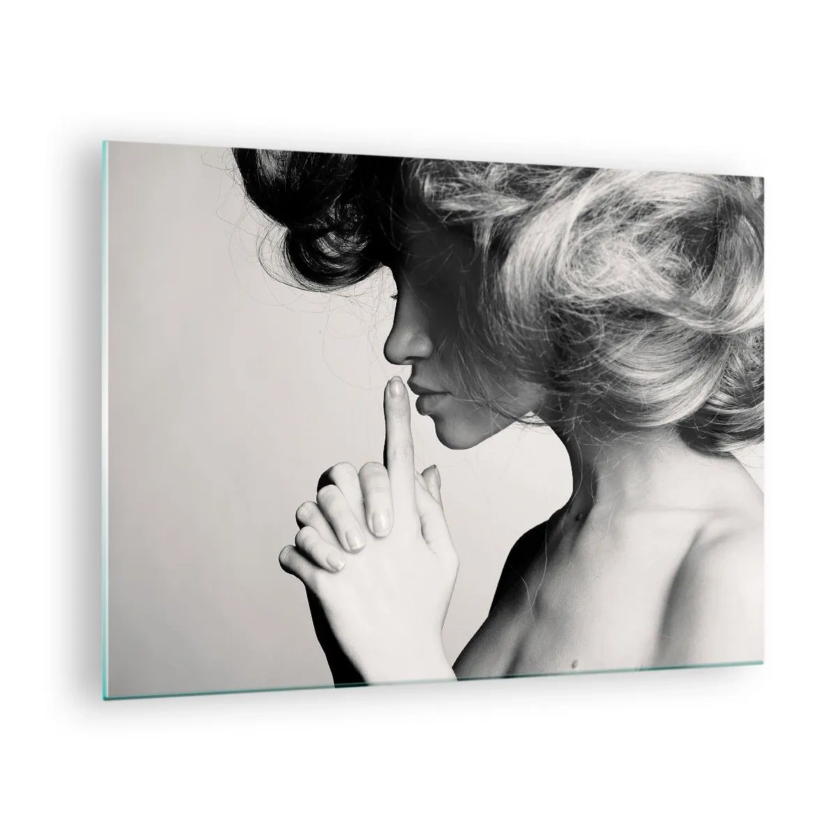Impression sur verre - Image sur verre - Une femme sur une photographie en noir et blanc faisant un geste pour le silence - 70x50cm - A l'écoute d'elle-même - Décoration murale moderne pour le salon et la chambre ARTTOR