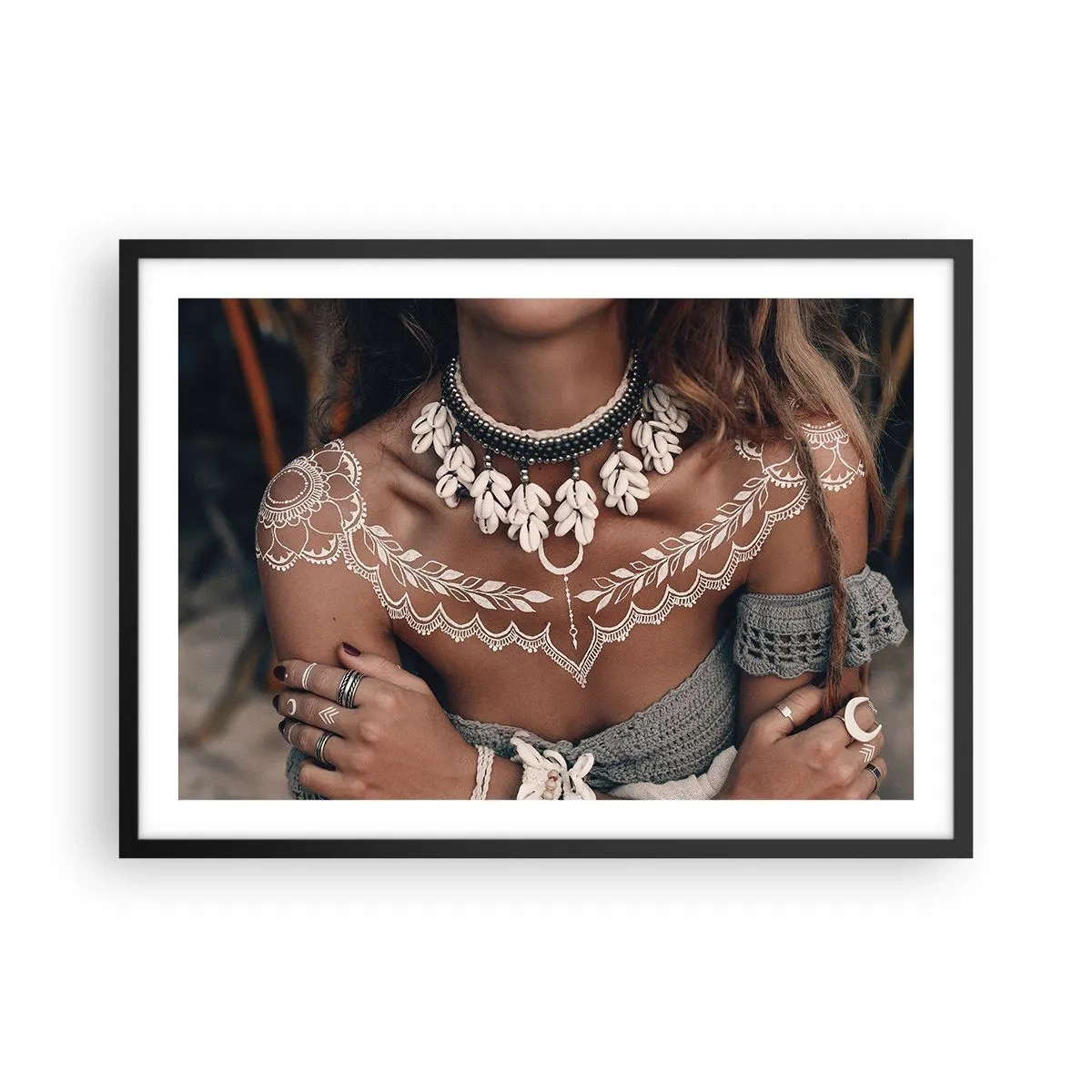 Affiche dans un cadre noir - Poster - Style bohème avec bijoux coquillages et motif dentelle - 70x50cm - Talismans, rituels de la féminité - Décoration murale moderne pour le salon et la chambre ARTTOR