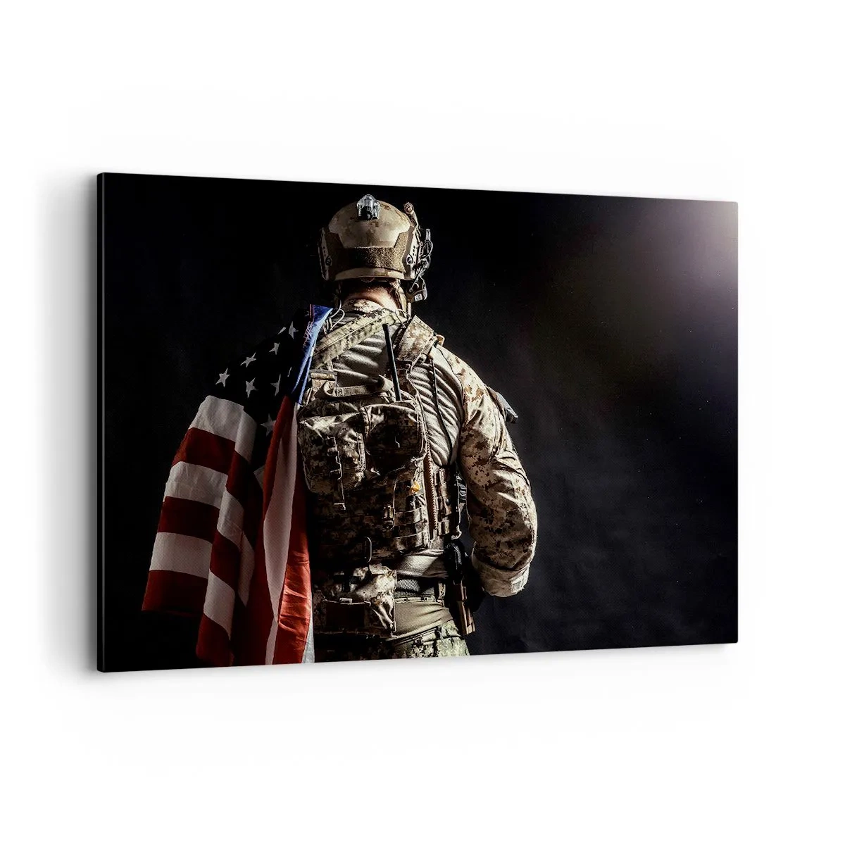 Impression sur toile - Image sur toile - Un soldat en uniforme avec un drapeau sur un fond sombre - 120x80cm - C'est exactement pour ça - Décoration murale moderne pour le salon et la chambre ARTTOR
