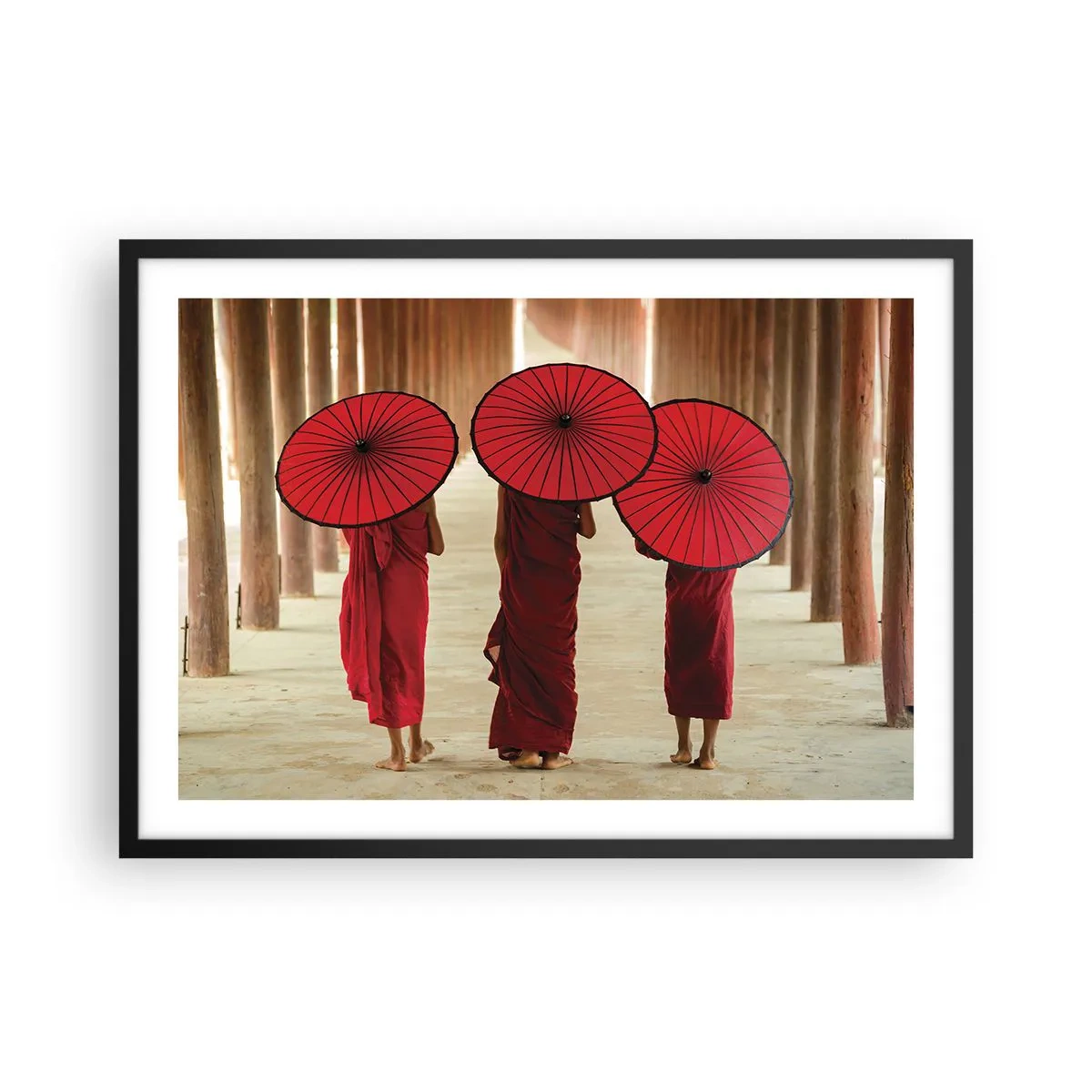 Affiche dans un cadre noir - Poster - Trois moines avec des parapluies rouges dans l'architecture traditionnelle - 70x50cm - Sur la route du pays pure - Décoration murale moderne pour le salon et la chambre ARTTOR