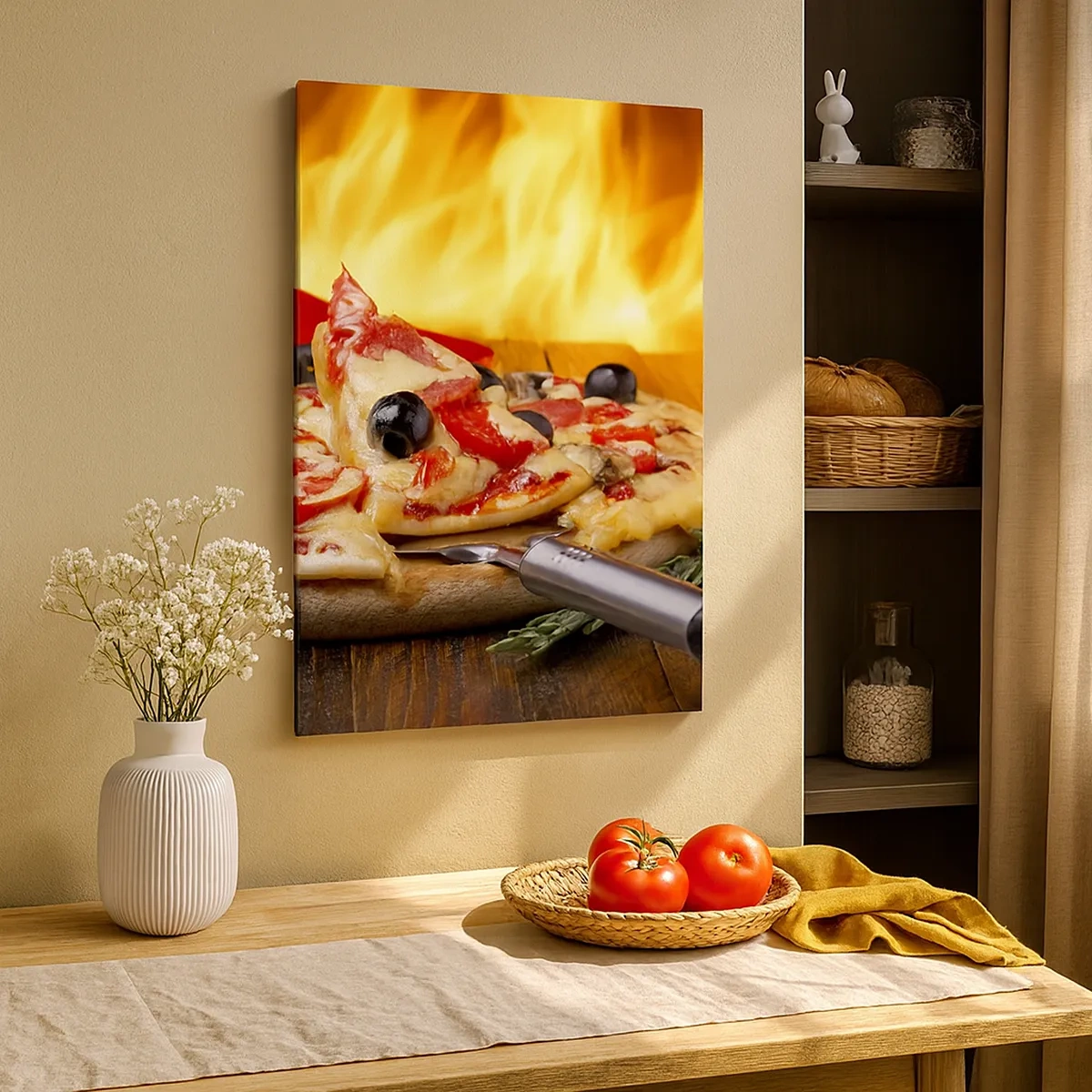 Impression sur toile - Image sur toile - Pizza aux olives, tomates et poivrons sur fond de flammes - 50x70cm - From Italy with love - Décoration murale moderne pour le salon et la chambre ARTTOR