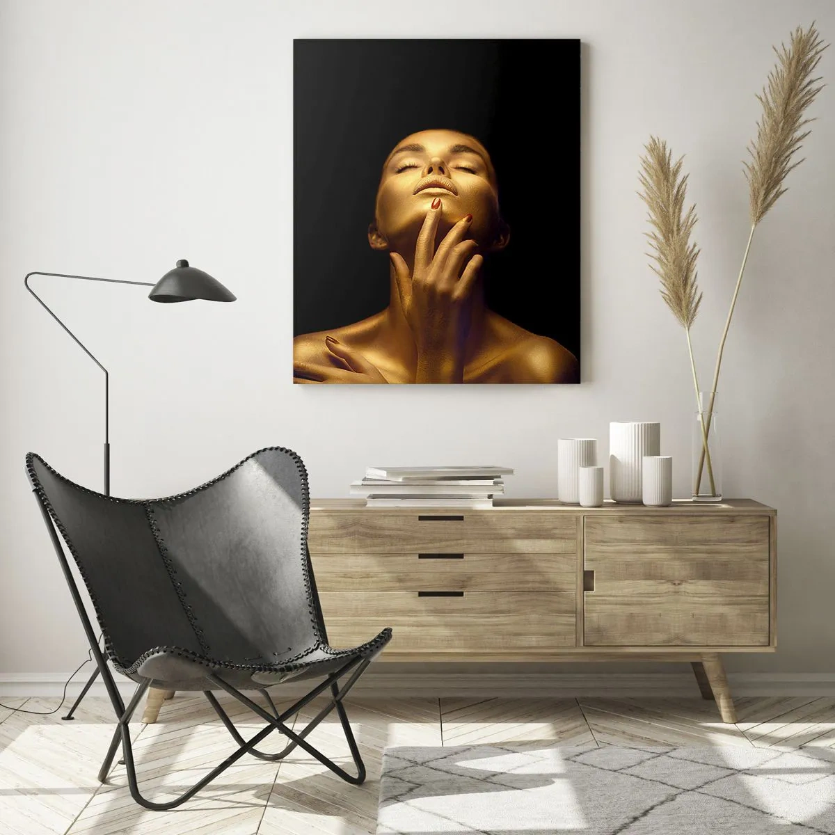 Impression sur verre - Image sur verre - Portrait d'une femme dans une lueur dorée sur fond noir - 80x120cm - Comme de la soie dorée - Décoration murale moderne pour le salon et la chambre ARTTOR