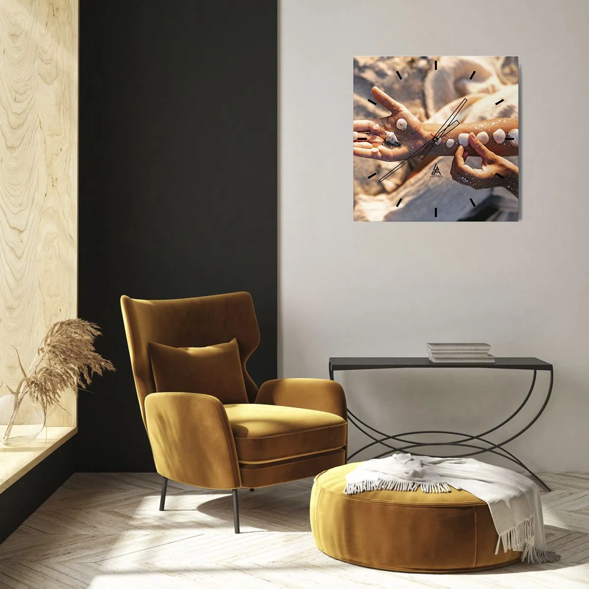 Horloge murale - Pendule murale - Mains avec des coquillages disposés sur le fond de sable - 30x30cm - La beauté à portée de main - Décoration murale moderne pour le salon et la chambre ARTTOR