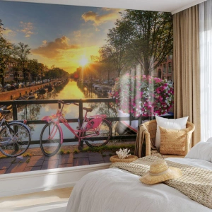 Papier Peint Photo Premium Sand - Pont sur le canal avec des vélos au coucher du soleil - 100x70cm - Matin de printemps à Amsterdam - Décoration murale moderne pour le salon et la chambre ARTTOR