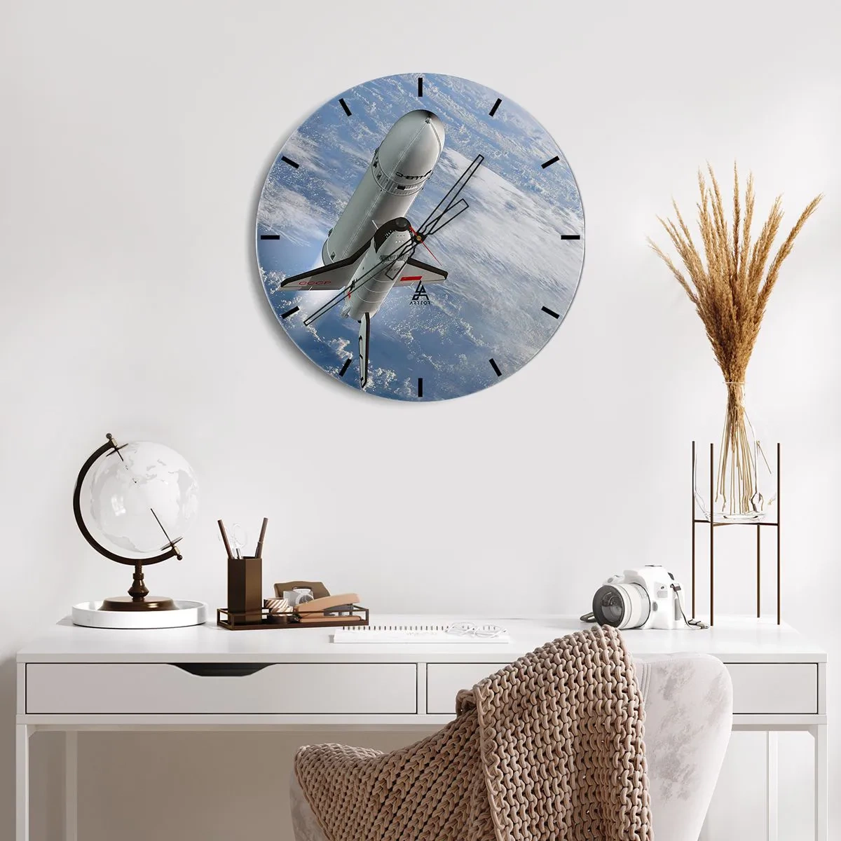 Horloge murale - Pendule murale - Une navette spatiale avec en arrière-plan l'atmosphère terrestre dans l'espace - 30x30cm - Ascension cosmique - Décoration murale moderne pour le salon, la cuisine et la chambre ARTTOR