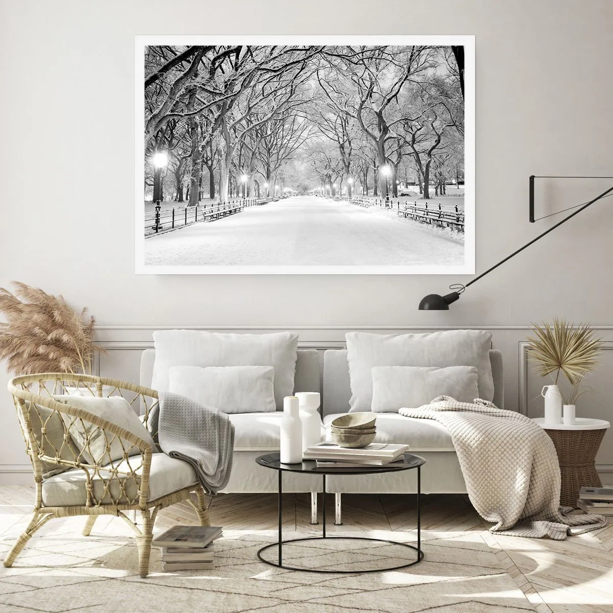 Affiche - Poster - Une allée d'hiver avec des arbres enneigés en monochrome - 100x70cm - Les quatres saisons – l’hiver - Décoration murale moderne pour le salon et la chambre ARTTOR