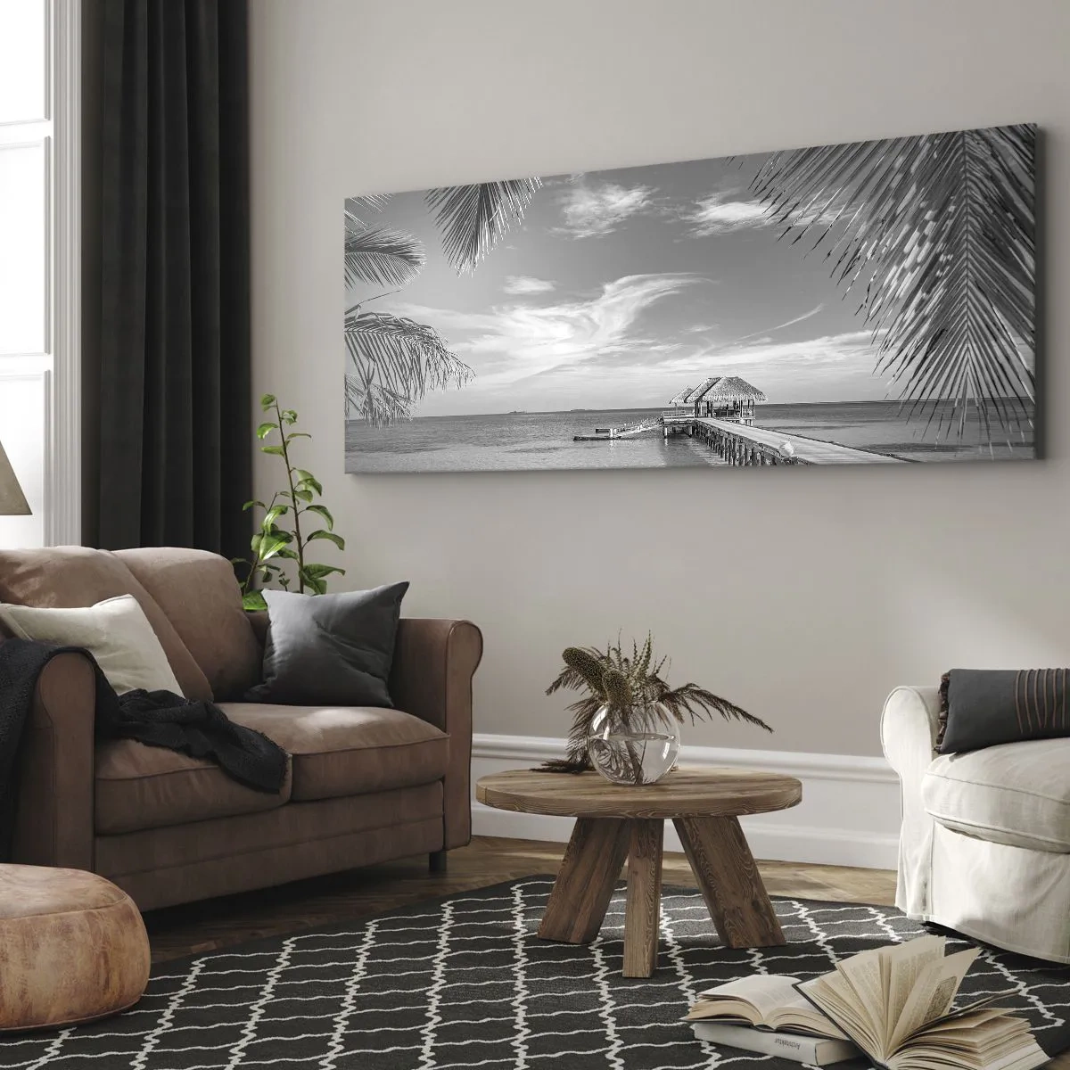 Impression sur toile - Image sur toile - Plage noire et blanche avec jetée et palmiers sur une côte tropicale - 140x50cm - Souvenirs ou rêve? - Décoration murale moderne pour le salon et la chambre ARTTOR