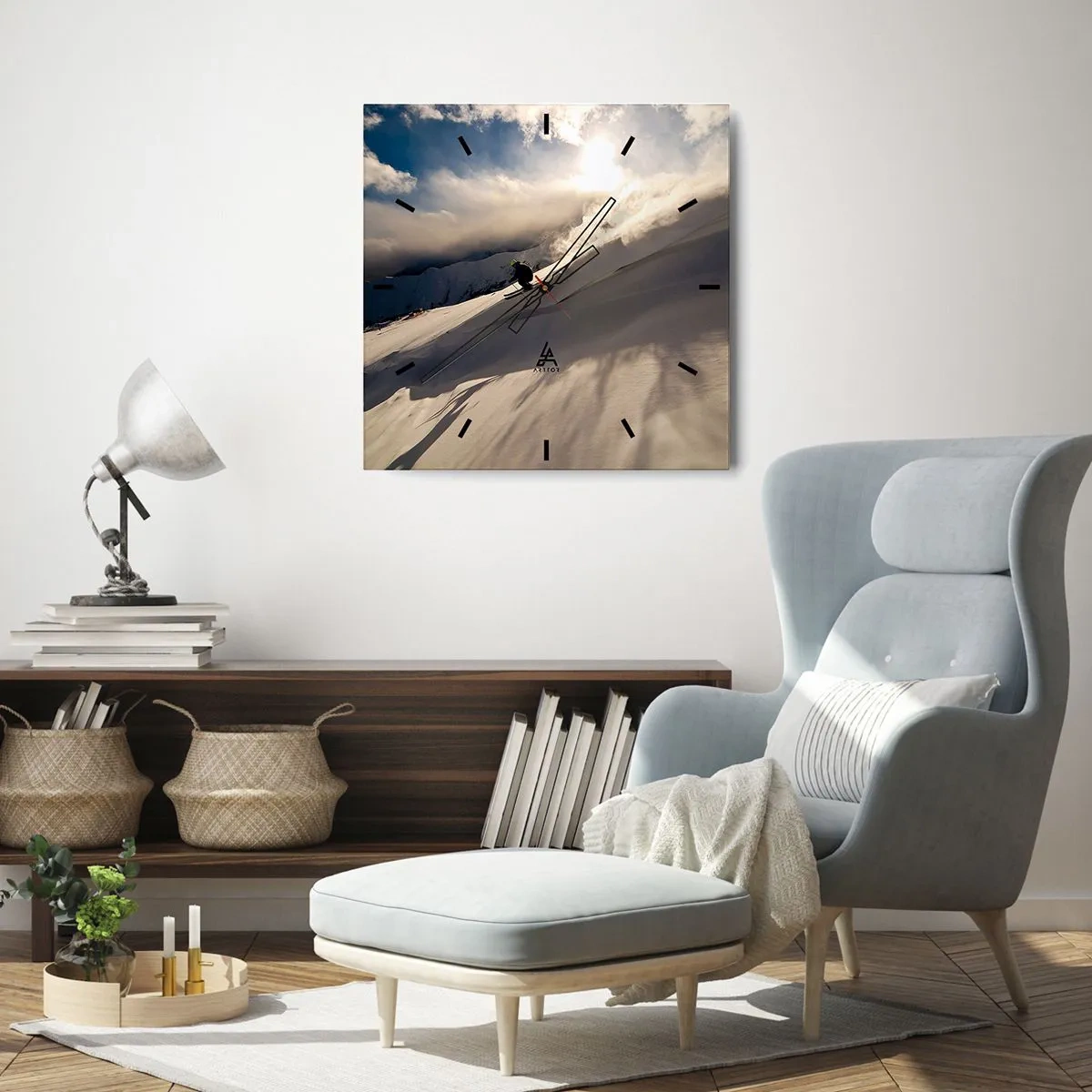 Horloge murale - Pendule murale - Un skieur sur une piste entourée de montagnes et de neige - 30x30cm - Défi montagne accepté - Décoration murale moderne pour le salon et la chambre ARTTOR