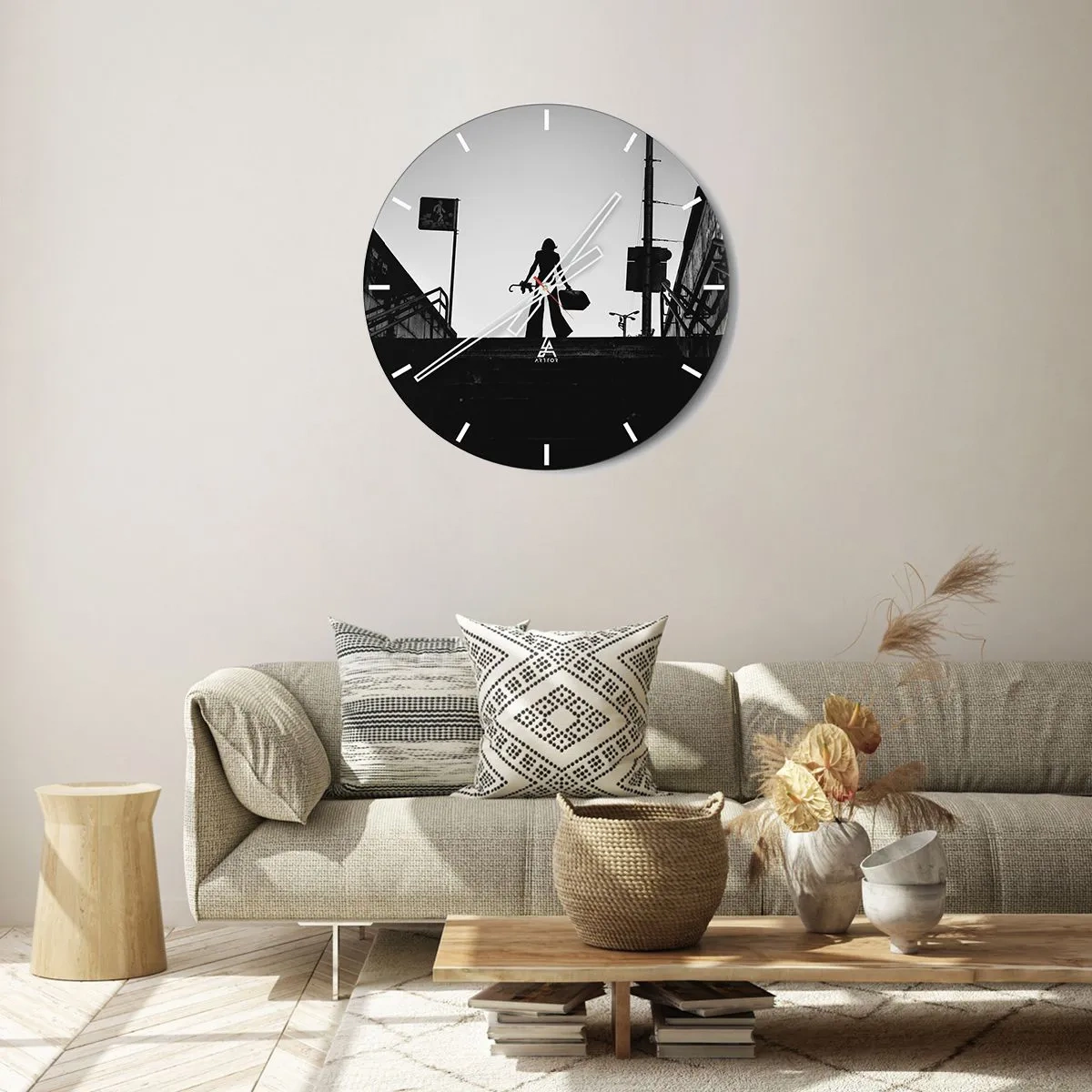 Horloge murale - Pendule murale - Silhouette d'une femme dans les escaliers dans une photo contrastée en noir et blanc - 30x30cm - Pèlerinage urbain - Décoration murale moderne pour le salon, la cuisine et la chambre ARTTOR