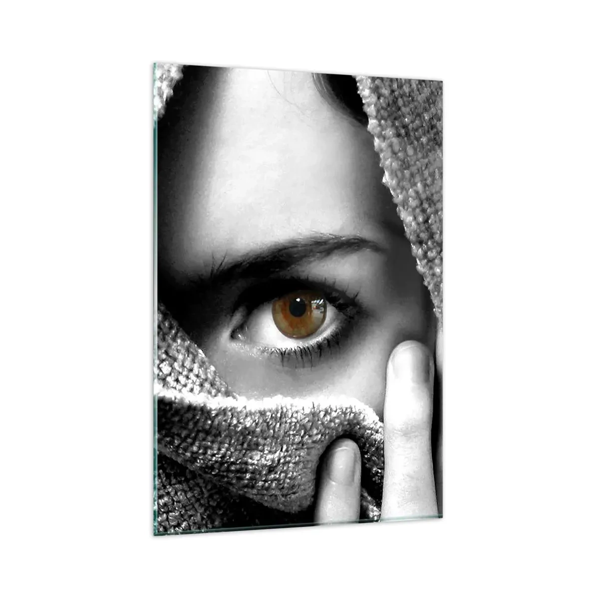 Impression sur verre - Image sur verre - Portrait d'une femme à l'oeil ambré recouvert d'un tissu aux tons gris. - 80x120cm - Apprenez le secret - Décoration murale moderne pour le salon et la chambre ARTTOR