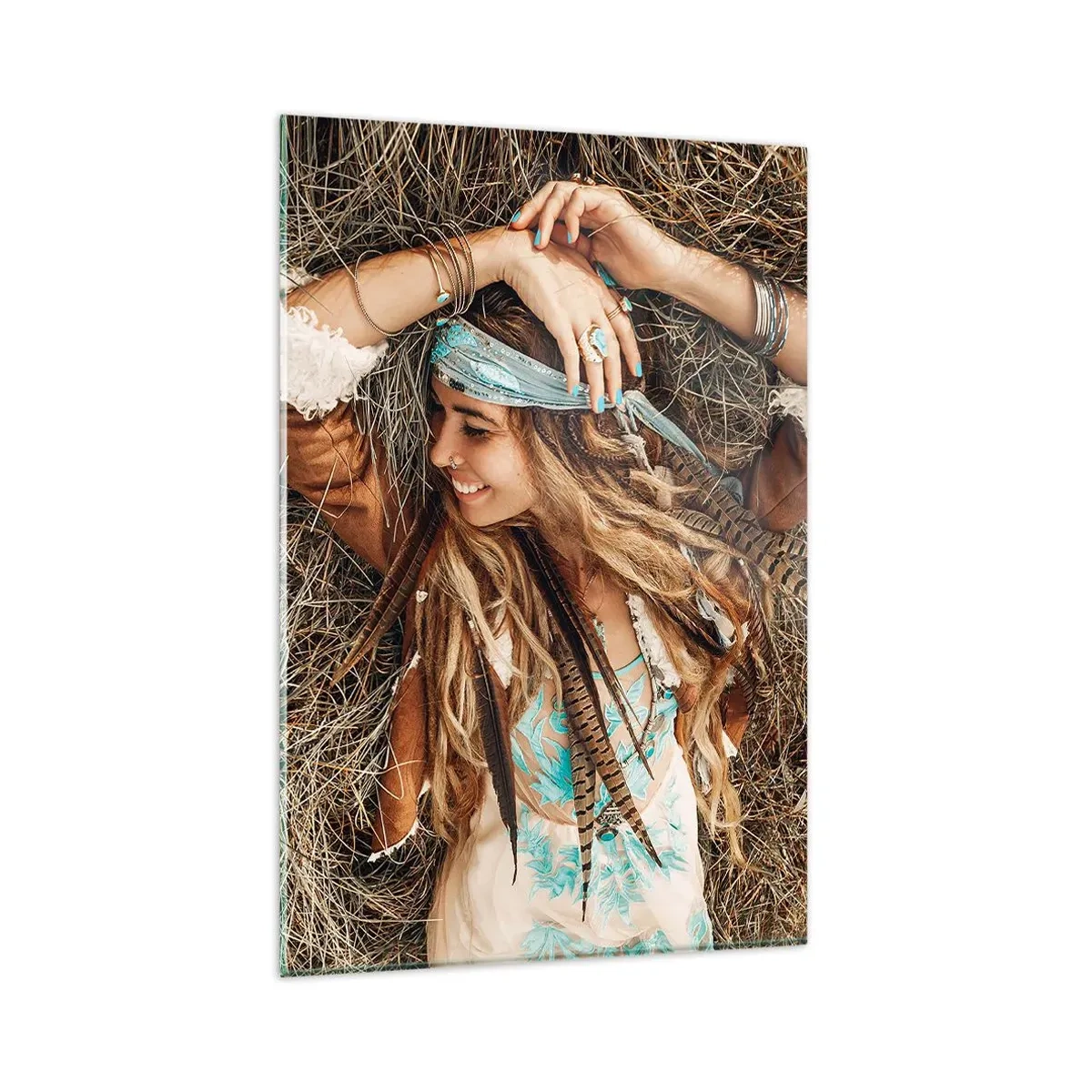 Impression sur verre - Image sur verre - Femme de style bohème allongée sur du foin - 80x120cm - En route vers les années d'amour - Décoration murale moderne pour le salon et la chambre ARTTOR