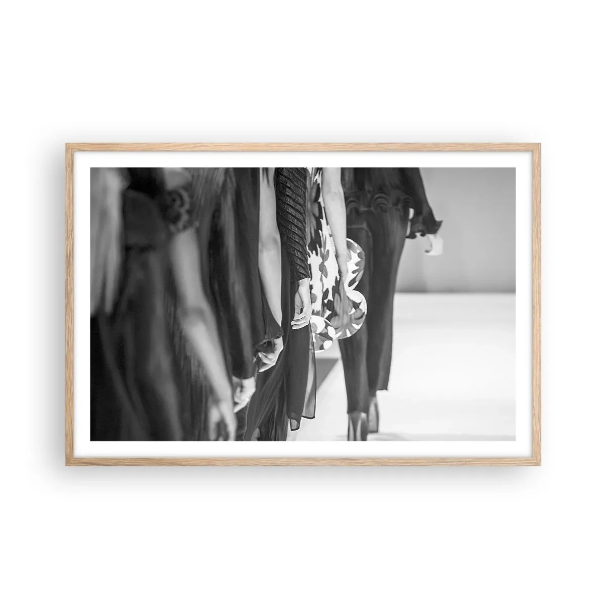 Affiche dans un chêne clair - Poster - Un défilé stylé - 91x61 cm