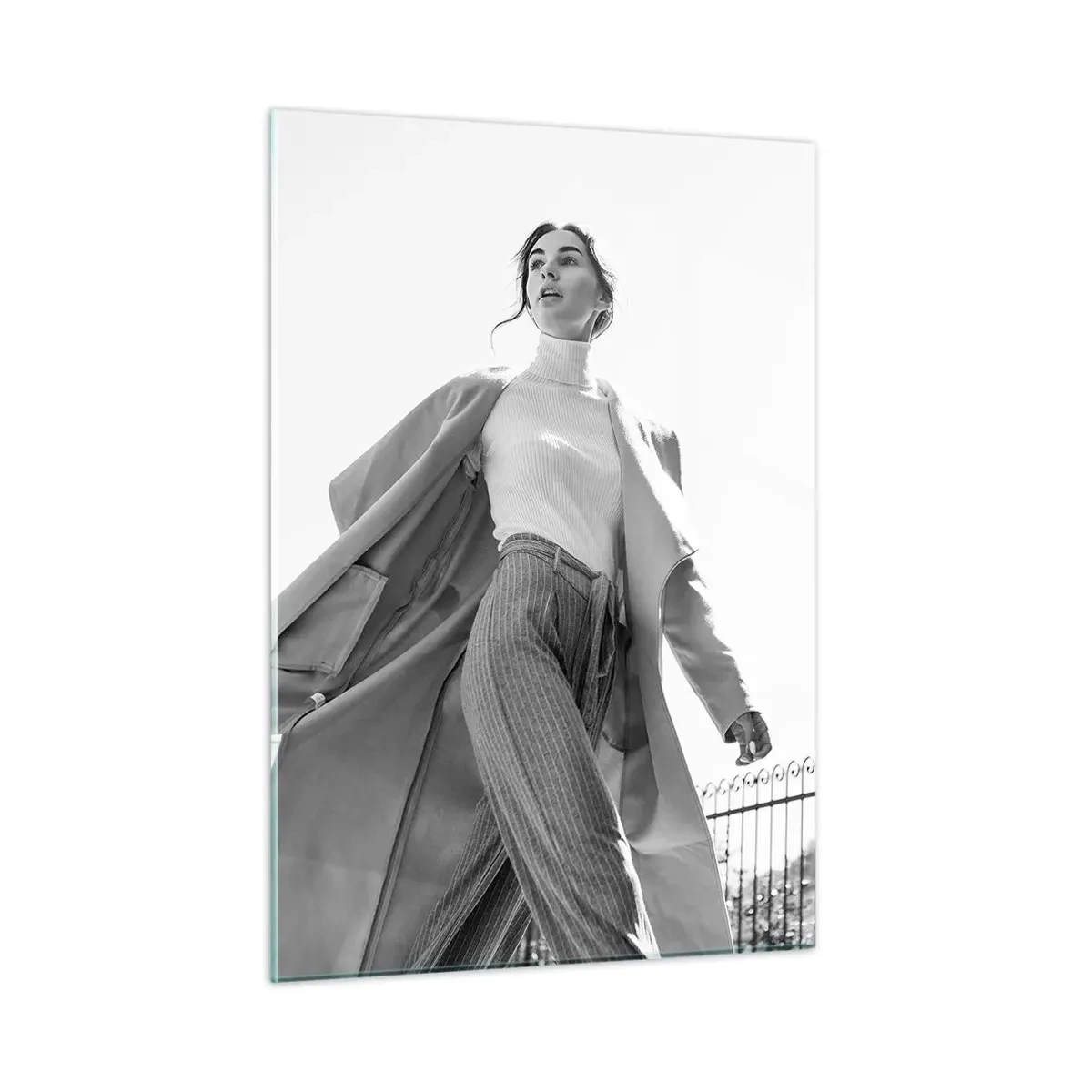 Impression sur verre - Image sur verre - Une femme élégante en mouvement sur fond d'architecture urbaine - 50x70cm - Tu viens avec moi? - Décoration murale moderne pour le salon et la chambre ARTTOR