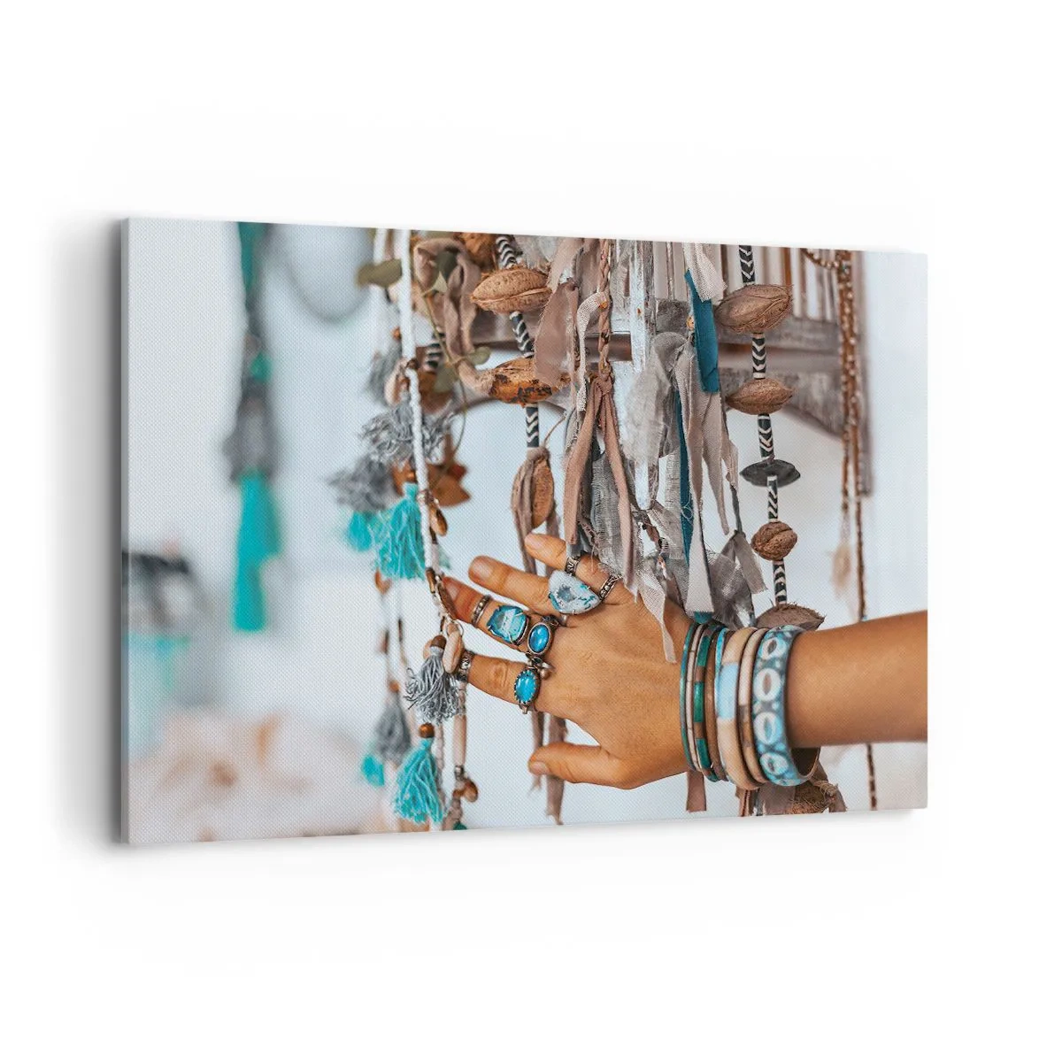 Impression sur toile - Image sur toile - Une main ornée de bijoux bohèmes avec des décorations en arrière-plan - 100x70cm - Trésor local - Décoration murale moderne pour le salon et la chambre ARTTOR