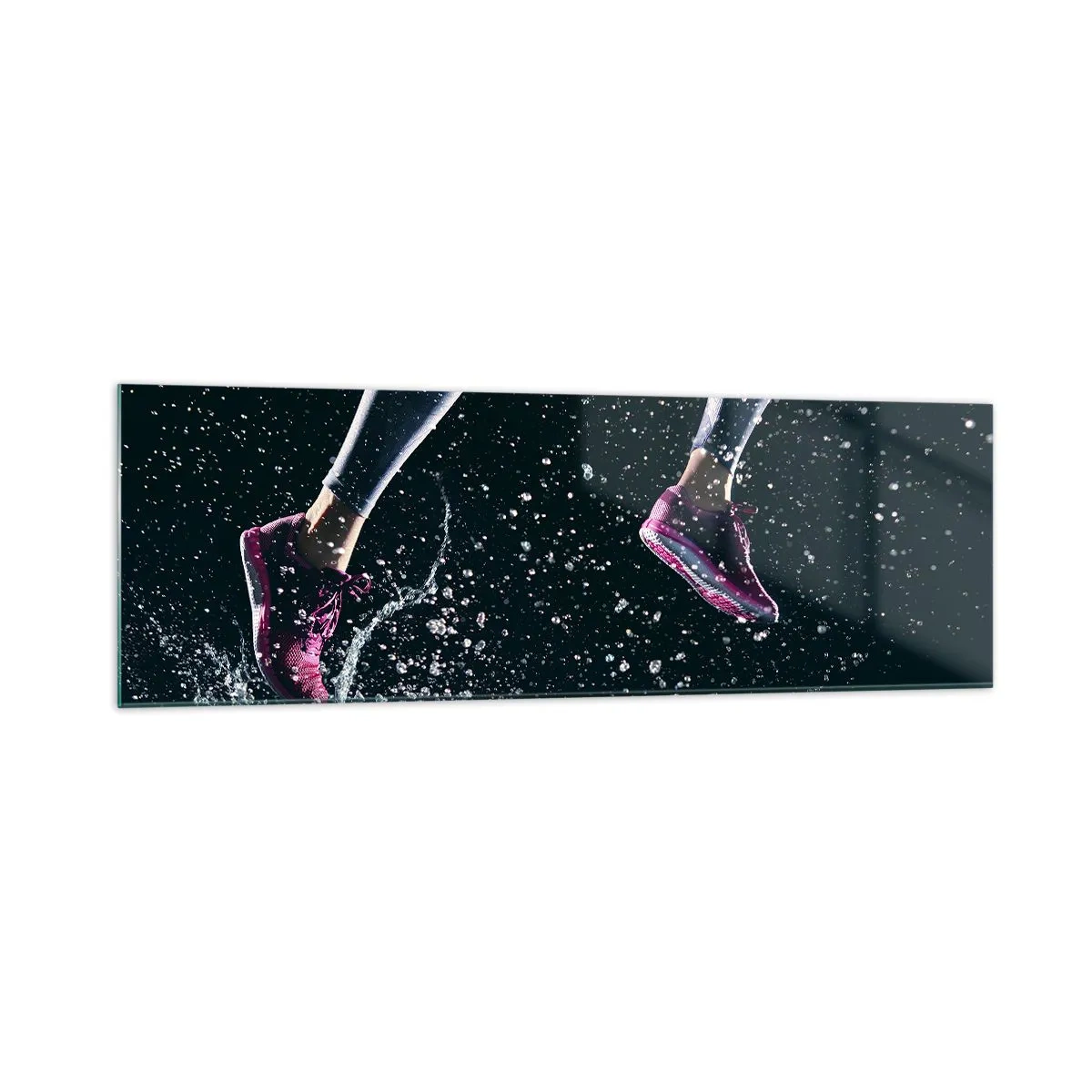 Impression sur verre - Image sur verre - Une prise de vue dynamique d'une course sous la pluie sur fond noir - 160x50cm - Combien de force dans les jambes - Décoration murale moderne pour le salon et la chambre ARTTOR