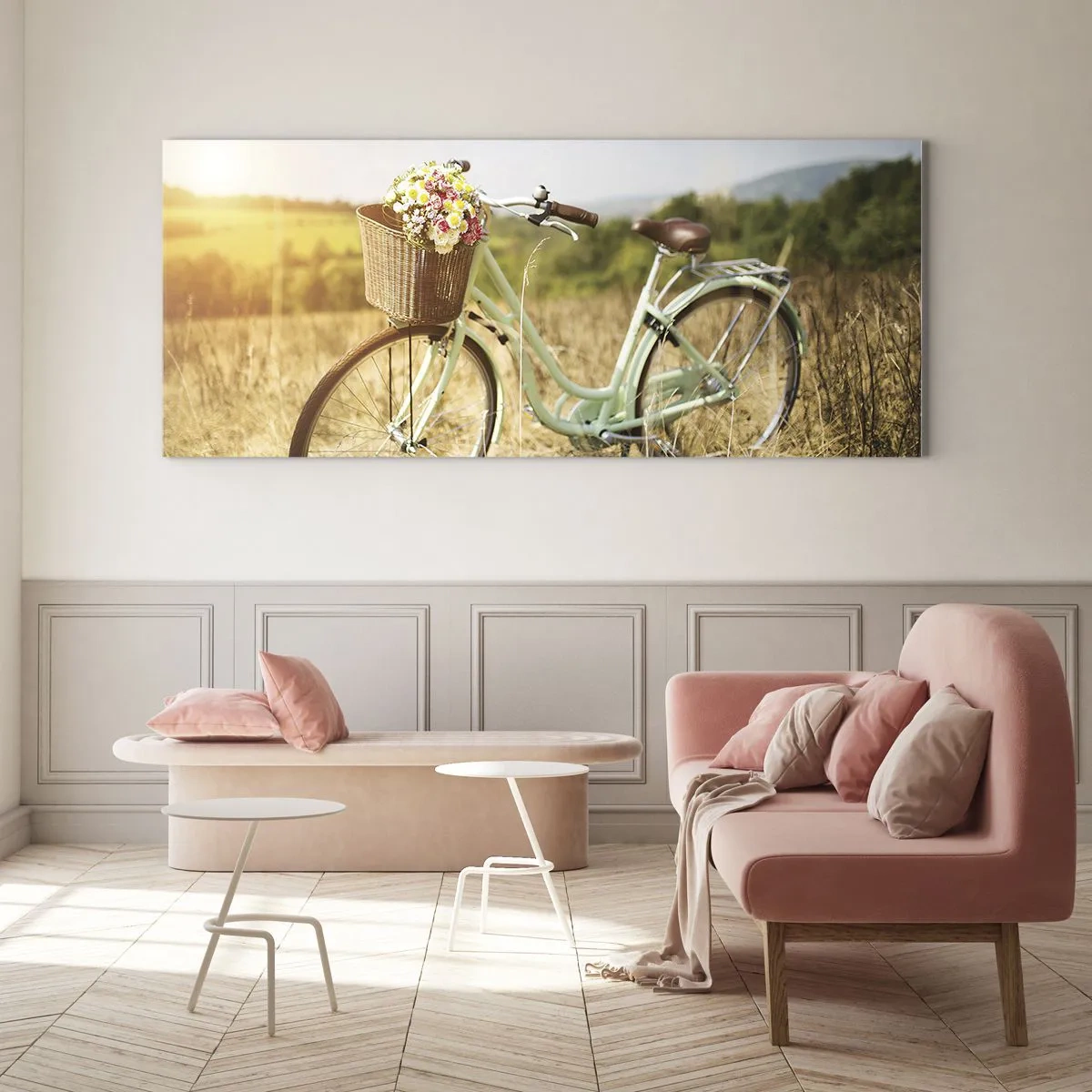 Impression sur verre - Image sur verre - Un vélo rétro avec un panier rempli de fleurs sur fond de prairie. - 120x50cm - Je vais rester un petit moment - Décoration murale moderne pour le salon et la chambre ARTTOR