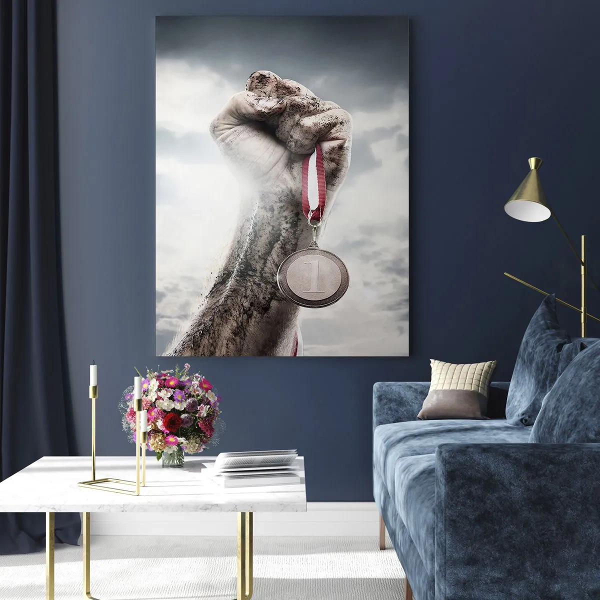 Impression sur verre - Image sur verre - Une main tenant une médaille sur un fond de nuages - 50x70cm - Per aspera ad astra - Décoration murale moderne pour le salon et la chambre ARTTOR