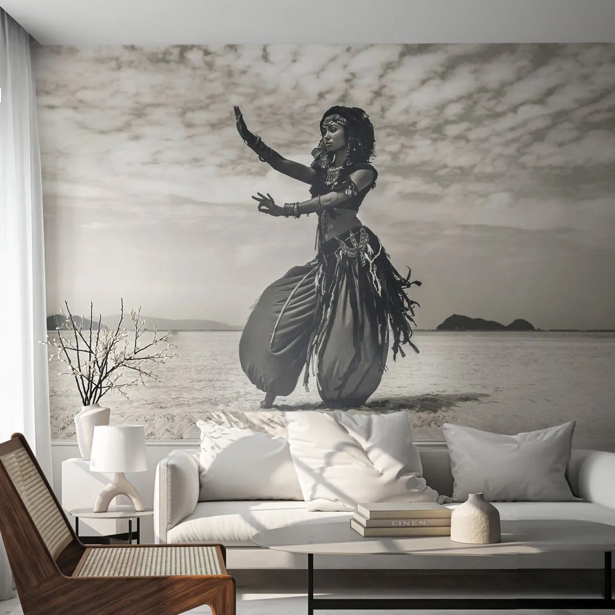 Papier Peint Photo Premium Sand - Une danseuse en costume traditionnel sur une plage déserte - 100x70cm - Danse des îles du sud - Décoration murale moderne pour le salon et la chambre ARTTOR