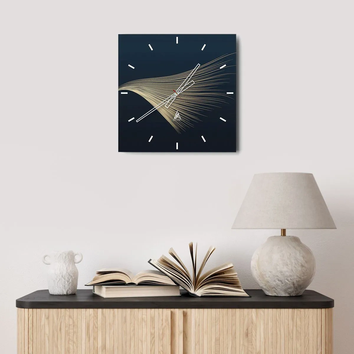 Horloge murale - Pendule murale - Une ligne délicate en forme de plume sur un fond bleu marine - 30x30cm - Comme les cheveux d'un ange - Décoration murale moderne pour le salon et la chambre ARTTOR