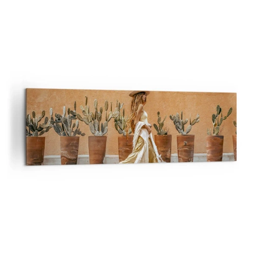 Impression sur toile - Image sur toile - Une femme dans un style bohème avec des pots de cactus en arrière-plan. - 160x50cm - Style hippie - Décoration murale moderne pour le salon et la chambre ARTTOR
