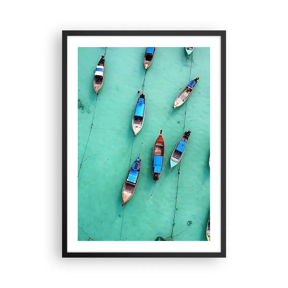 Affiche dans un cadre noir - Poster - Vue aérienne des bateaux de pêche sur l'eau turquoise - 50x70cm - Dans une attente jouyeuse - Décoration murale moderne pour le salon et la chambre ARTTOR