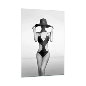 Impression sur verre - Image sur verre - Une femme en maillot de bain noir et chapeau contre la mer - 50x70cm - Mon prénom? Élégance - Décoration murale moderne pour le salon et la chambre ARTTOR